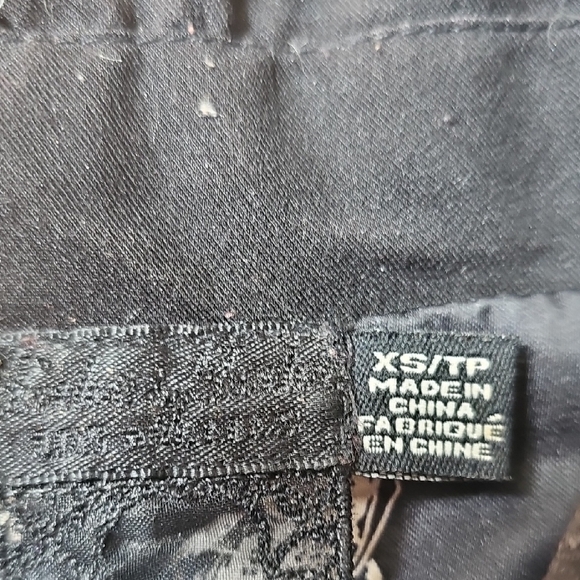 Chic Black Blazer with Cream Trim - Picture 6 of 6